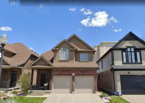 Executive House easy access to Kitchener-Waterloo, Cambridge, Toronto, walk to restaurants